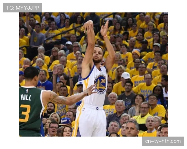 经典镜头：库里命中半场压哨三分后，模仿裁判“看表”庆祝动作